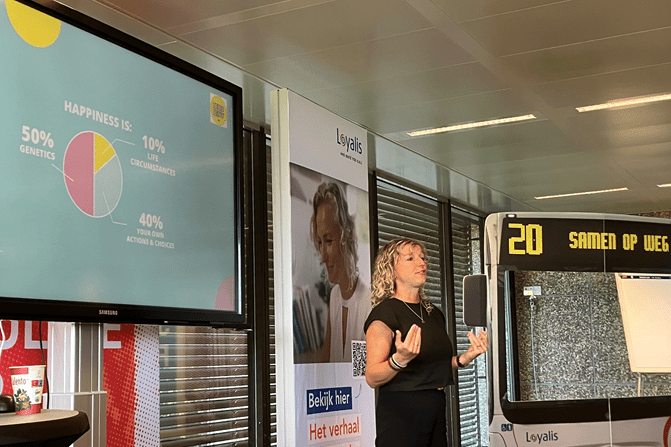 Presentatie over werkgeluk bij medewerkers van Loyalis door gelukspsycholoog Josje Smeets