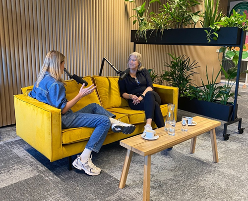 Claudia en Anne in gesprek tijdens de podcastaflevering van 'Maar eerst koffie'. In deze aflevering van Maar eerst koffie bespreken we het onderwerp: vrouwen in de overgang op de werkvloer.